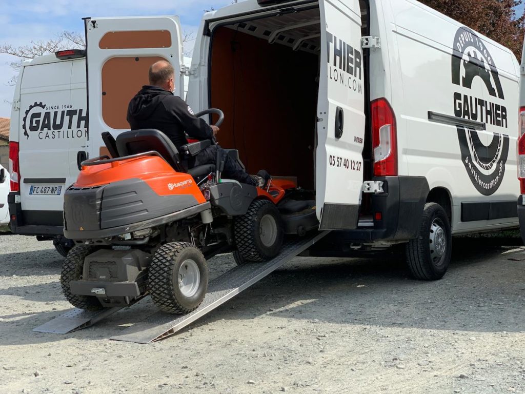 Tracteur tondeuse partant en livraison